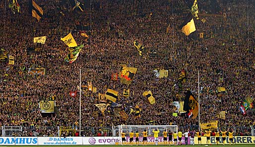 Platz 1: Signal Iduna Park von Borussia Dortmund. Das beeindruckt nicht nur die Engländer. Mit 80.552 Plätzen ist es Deutschlands größtes reines Stadion. Die Südtribüne ist legendär