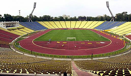 Platz 8: Das Stadion von Dinamo Bukarest. 1956 eröffnet, nur 15.000 Fans passen rein. Schön ist anders, aber die Laufbahn und Stalin-Statuen am Eingang gefallen der "Times"