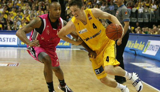 Er wechselte zur neuen Saison von ALBA Berlin zu den Brose Baskets: Shooting Guard Casey Jacobsen (r.) aus den Vereinigten Staaten