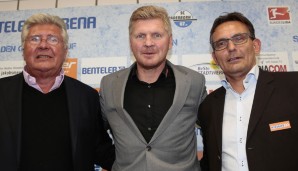 Stolz präsentieren Wilfried Finke (l.) und Michael Born (r.) ihren neuen Trainer