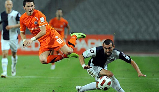 Gökhan Süzen (Büyüksehir): Der Linksverteidiger (l.) hat sich mit seinem Offensivdrang auf den Radar von Nationaltrainer Guus Hiddink gespielt
