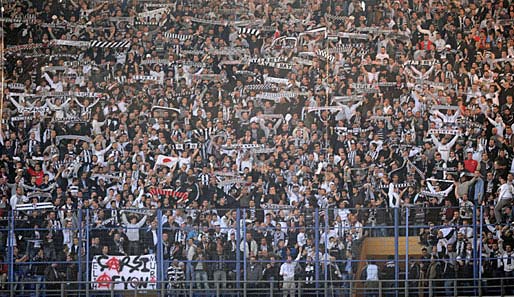 ...auch die knapp 2.500 Besiktas-Fans haben ihre Platz eingenommen!