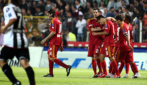 Milan Baros markiert in der zweiten Hälfte das 2:0 für Galatasaray und lässt die Gelb-Roten aufatmen