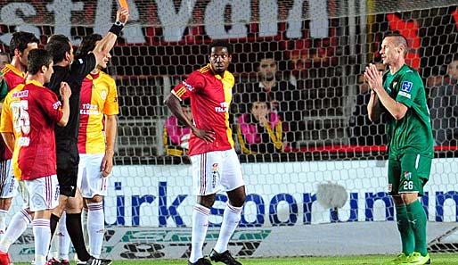 Tomas Zapotocny bie Bursaspor, Lucas Neill bei Galatasaray sehen die Gelb-Rote-Karte
