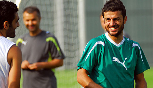 Endlich lacht er mal: Ali Tandogan (r.), sonst ein Hitzkopf, zeigt gute Laune auf dem Trainingsplatz