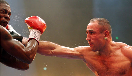 Berlin, 17.10.2009 - Arthur Abraham boxte zu Beginn des Turniers gegen Jermain Taylor