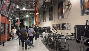 Der Ort, an dem Träume platzen: Beobachtet von einigen UFC-Größen an den Wänden bahnte sich die sichtlich eingeschüchterte Pressemeute ihren Weg durch das Gym
