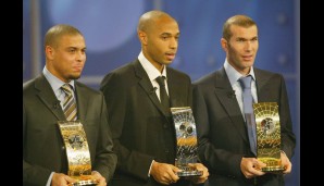 Bei der Weltfußballerwahl 2003 wurde Henry hinter Zinedine Zidane (r.) Zweiter. Dritter wurde Ronaldo (l.)
