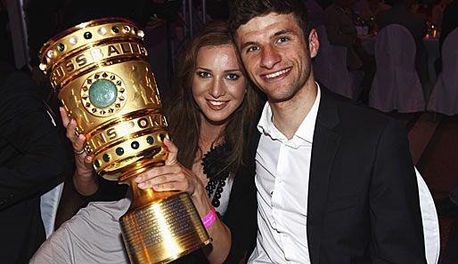 Die Krönung einer außergewöhnlichen Premieren-Saison. Schon zuvor durfte Müller – seit 2009 mit Lisa verheiratet – zum ersten Mal Meistertitel und DFB-Pokal in Händen halten