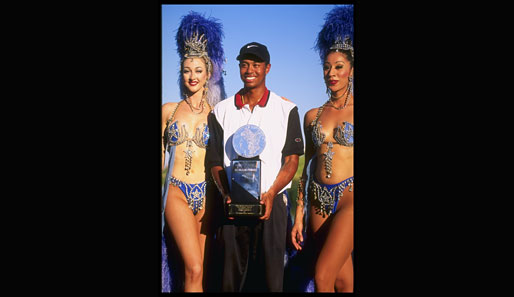 Mittlerweile ist Tiger Woods Profi und siegt bei den Las Vegas Invitationals. Beim Siegerfoto befindet er sich in reizender Gesellschaft