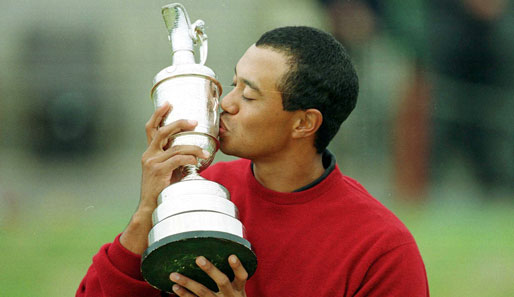 Zärtlich küsst Tiger Woods seinen Siegerpokal bei der British Open im Jahr 2000