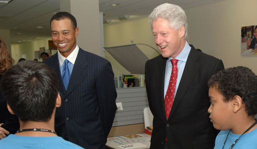 Woods setzt sich intensiv für Kinder und deren Förderung ein: Hier mit Ex-US-Präsident Bill Clinton bei der Eröffnung des Tiger Woods Learning Centers