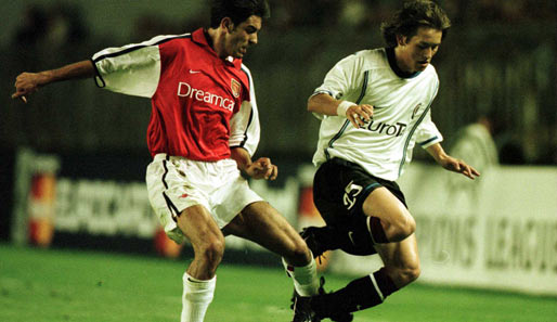2000 spielte Rosicky (r.) als 20-Jähriger mit Sparta Prag gegen den FC Arsenal und Robert Pires (l:)