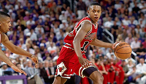 Im Expansion Draft 1995 machte Toronto Bulls-Guard B.J. Armstrong zum ersten Raptor in der Geschichte. Der dreifache Champion weigerte sich allerdings, in Kanada zu spielen