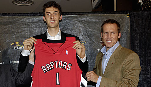 2006 erhielt Toronto zum bislang einzigen Mal den Nummer-Eins-Pick. Der frisch gebackene Raptors-General-Manager Bryan Colangelo (r.) entschied sich für Andrea Bargnani, der aber die Vergleiche mit Dirk Nowitzki bis heute nicht rechtfertigen konnte