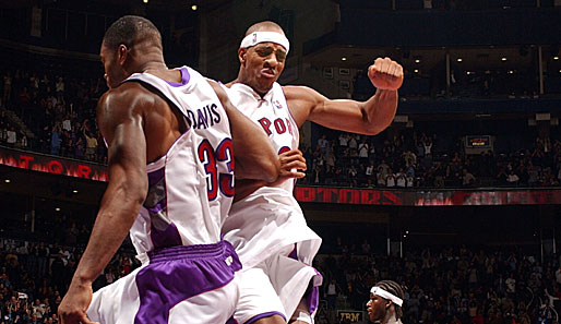 Zwischen 1999 und 2002 erlebte Toronto mit drei Playoff-Teilnahmen in Serie die erfolgreichste Zeit. Großen Anteil daran hatten Antonio Davis (l.) und Jerome Williams