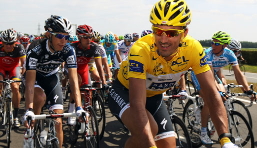 Fanian Cancellara im Gelben Trikot hat noch Zeit für einen Small Talk mit seinen Teamkollgen, bevor es im Etappenfinale hektisch wurde