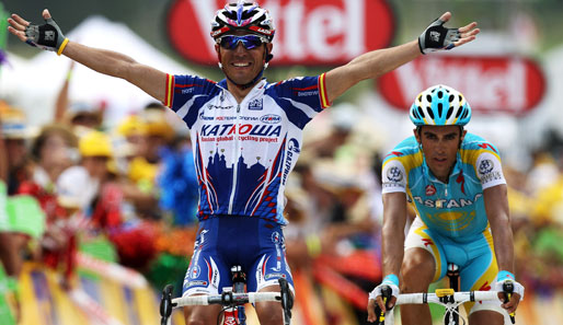 Joaquin Rodriguez heißt der strahlende Sieger der 12. Etappe. Sein Landsmann Alberto Contador (r.) wurde Zweiter