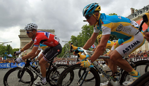 Acht Mal passierten die Fahrer die Zielpassage, nachdem auf der Tour d'Honneur gemächliches Tempo angeschlagen wurde