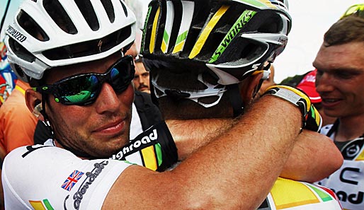 Im Ziel verteilte Cavendish wie gewohnt Küsschen für die Teamkollegen, die ihm den Sprint nahezu perfekt angefahren hatten