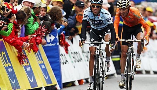 Mit Sammy Sanchez im Schlepptau erreicht Alberto Contador das Ziel. Der Spanier ließ seinen Worten Taten folgen und attackierte am letzten Berg erfolgreich