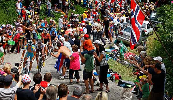 Wo ist Waldo? Die zweite Woche der Tour de France hatte jede Menge Berge auf dem Programm, und Berge = Fans überall. Da sieht man die Fahrer kaum