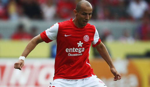 Rote Brust, weiße Ärmel: Elkin Soto im neuen Heim-Jersey des FSV Mainz 05