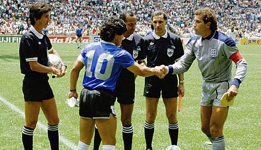Da waren sie sich noch grün. Diego Maradona gibt Peter Shilton vor dem WM-Viertelfinale 1986 die Hand. Dann kam die Hand Gottes...Shilton spielte noch mit 40 für England