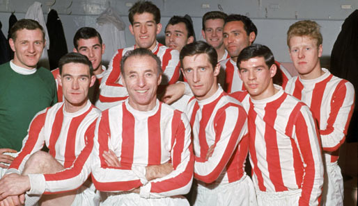 Sir Stanley Matthews (M.), einer der besten Spieler Englands aller Zeiten, bestritt 1965 sein letztes Spiel für Stoke City - mit stolzen 50 Jahren