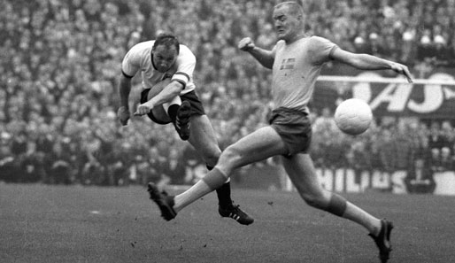 Uns Uwe zieht 1965 im Länderspiel gegen Schweden ab - Hans Mild kommt zu spät