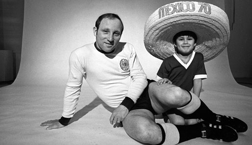 Bei der WM 1970 in Mexiko posiert Seeler mit dem Maskottchen Juanito