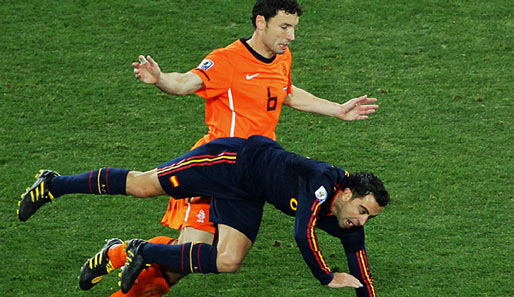 Im WM-Finale 2010 in Südafrika musste sich van Bommel mit der Niederlande den Spaniern (hier Xavi) 0:1 n.V. geschlagen geben