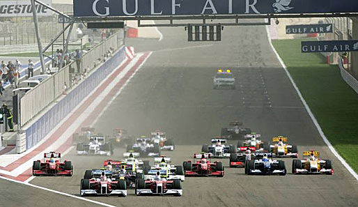 Bahrain: Vettel versemmelt den Start. Er wird von Jenson Button und Lewis Hamilton überholt und kämpft sich im Laufe des Rennens auf den zweiten Platz zurück