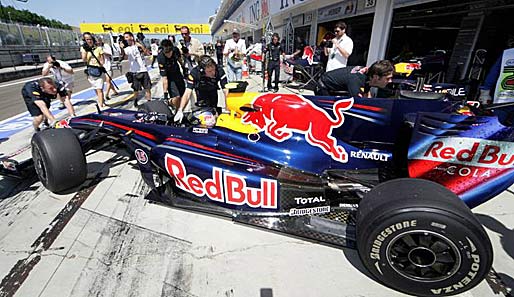 Der Red Bull von Sebastian Vettel wird nach dem Ausfall zurück in die Box geschoben. Wieder hat er die Möglichkeit verpasst, wertvolle Punkte zu sammeln