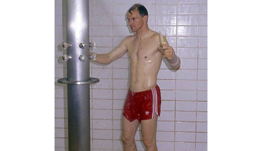 Sein letztes Länderspiel bestritt Hans Pflügler beim 1:1 gegen Kolumbien, seinem einzigen Spiel bei der WM 1990. Damals, als Männer noch Männer waren und Sekt unter der Dusche tranken. Heute ist er Fanshop-Chef beim FC Bayern München