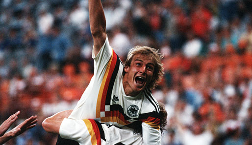 Im Achtelfinale der WM 1990 gegen die Niederlande zeigte Jürgen Klinsmann sein wohl bestes Spiel im DFB-Trikot. Heute trainiert er das Team der USA