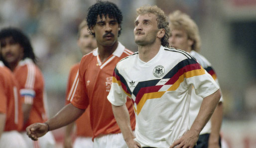 Rudi Völler holte im WM-Finale den entscheidenden Elfmeter heraus. Seit 2005 fungiert "Tante Käthe" als Sportdirektor bei Bayer Leverkusen