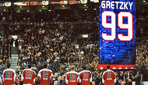 Große Ehre für Wayne Gretzky beim All-Star-Game. Seine Rückennummer 99 wurde nicht nur von seinem Klub, sondern von der ganzen NHL retired. Sie wird nie mehr vergeben