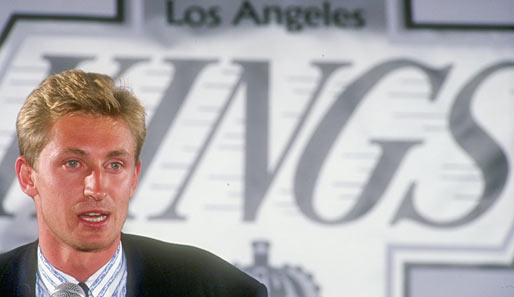 Als "The Trade", also einer der größten Wechsel der Sportgeschichte, ging Gretzkys Umzug von Edmonton nach L.A. 1988 in die Sportgeschichte ein