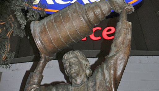 Die Edmonton Oilers widmeten ihrem Superstar trotz des Wechsels eine Statue. Die Fans verziehen ihm seine "Kanada-Flucht" relativ schnell