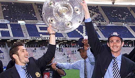 Der erste Titel sollte nicht lange auf sich warten lassen: 2001 feierte Sagnol mit seinem Landsmann Bixente Lizarazu in Hamburg die Last-Minute-Meisterschaft