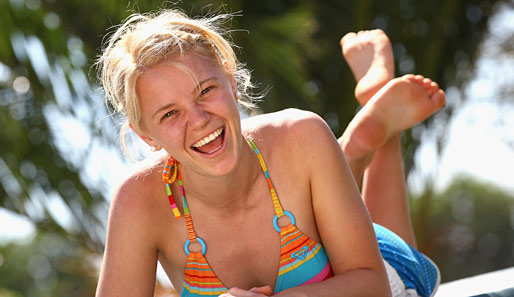Die Langläuferin Miriam Gössner strahlt im Urlaub mit der Sonne um die Wette und räkelt sich am Pool