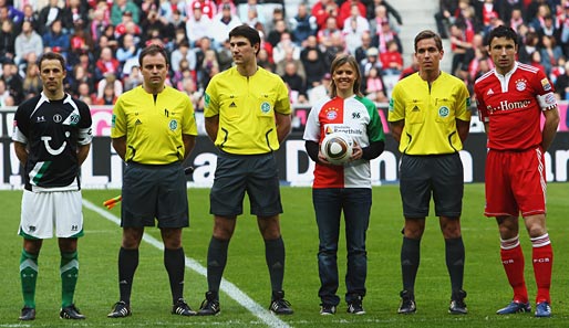 Viktoria Rebensburg übergibt Schiedsrichter Markus Wingenbach den Ball beim Spiel Hannover 96 gegen Bayern München