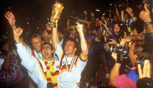 WM 1990 in Italien: Deutschland holt zum dritten Mal den Titel. Andy Brehme (l.) war mit dabei - und hat heute noch viel zu erzählen