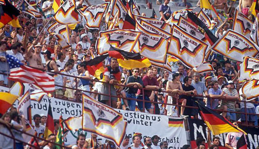Deutsche Fans hatten die italienischen Stadien fest in der Hand. Brehme: "Ein Wahnsinn. In Mailand waren 60.000 Deutsche im Stadion. Wie bei einer Heim-WM!"