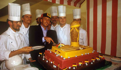 Ein eher unbekanntes Bild der Jubelarie: Brehme schneidet den Weltmeister-Kuchen an. Dazu sagen wir: "Coole Mütze, Andy!"