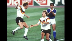 Brehme und Klinsmann jubeln völlig entrückt. Sie wussten schon, da passiert nichts mehr. Argentinien ist völlig durch und holt sich noch einen Platzverweis ab.