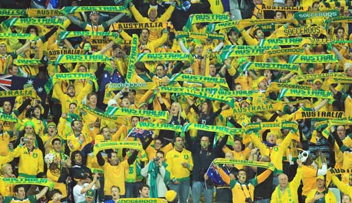 AUSTRALIEN - SERBIEN: So sieht es aus, wenn australische Sportfans ihr Team unterstützen...Eine Wand in Gelb und Grün