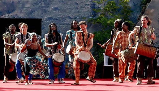 In traditionelle Gewänder gekleidet heizen Trommelspieler vor der Auslosung auf dem Roten Teppich ein