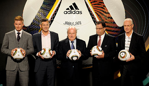Sepp Blatter und seine Freunde bei der Präsentation des Jabulani